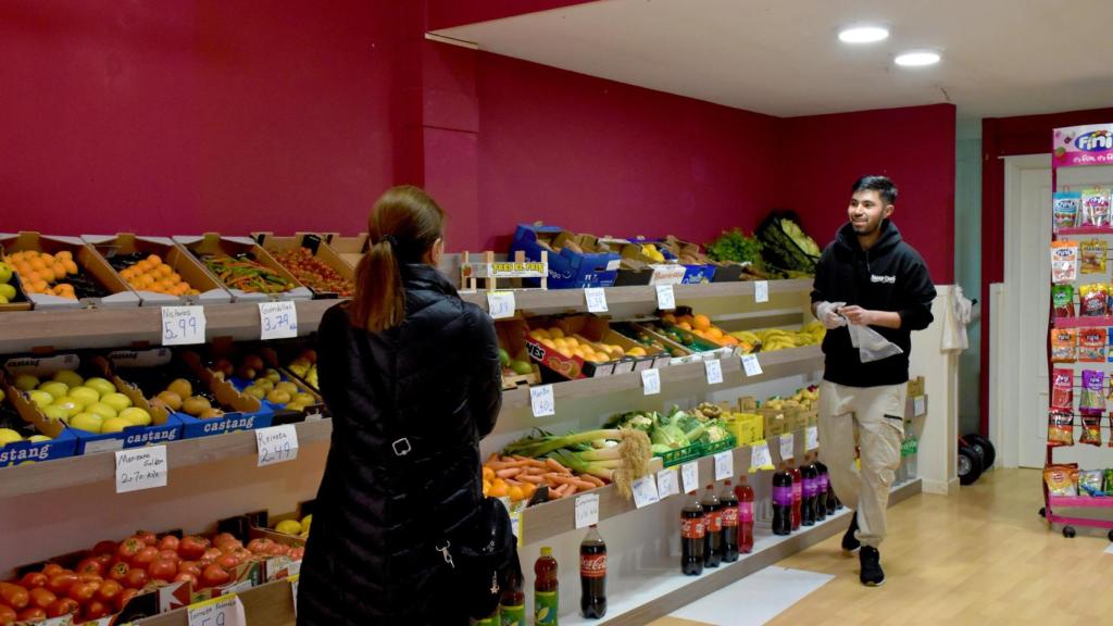 Abdul atiende a una de las primeras clientas de la mañana