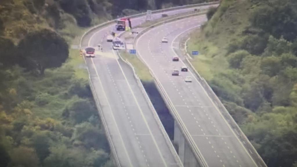 Cortada la A-52 en Allariz, dirección Vigo, por una mancha de combustible tras la salida de vía de un tráiler