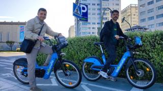 Isaac Fragoso y Marcos Muñiz, con dos bicicletas en el carril bici del Paseo Marítimo antes de iniciar el camino a sus trabajos.