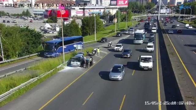 Un coche ardiendo en Alfonso Molina, en A Coruña.