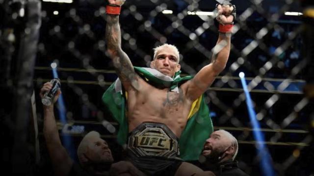 Charles Oliveira, durante su reinado como campeón del peso ligero de la UFC