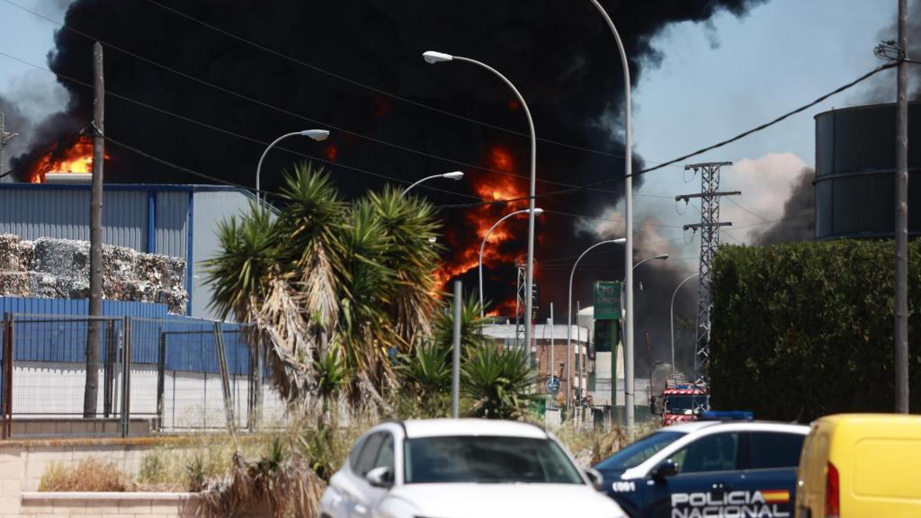 El incendio, este miércoles, aún sin extinguir.
