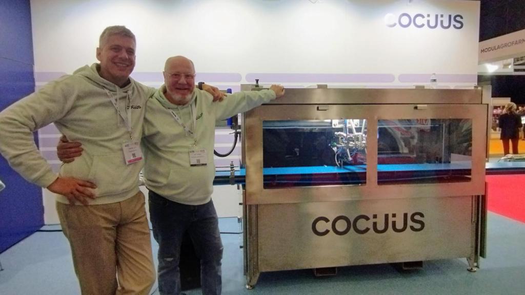 Daniel Rico y Patxi Larumbe, fundadores de Cocuus, junto a la impresora de alimentos 3D.