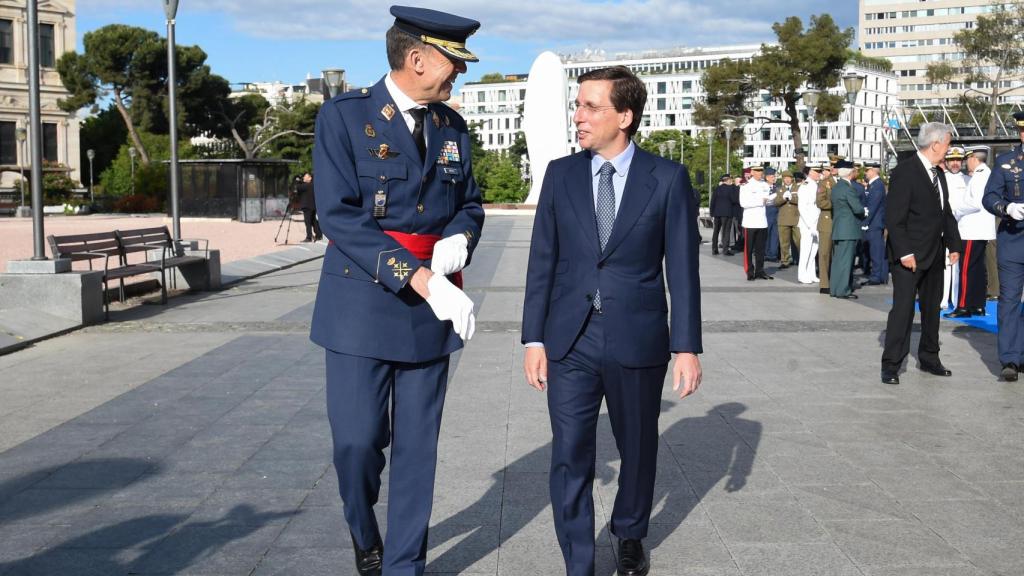 El Jefe de Estado Mayor del Ejército del Aire y del Espacio, general del Aire, Francisco Braco Carbó (i), y el alcalde de Madrid, José Luis Martínez-Almeida (d), durante el acto de izado solemne de bandera con motivo de la festividad de San Isidro.
