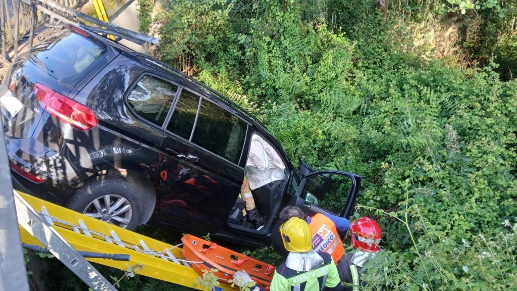 Excarcelan a una conductora tras chocar dos coches en Morás (Arteixo)