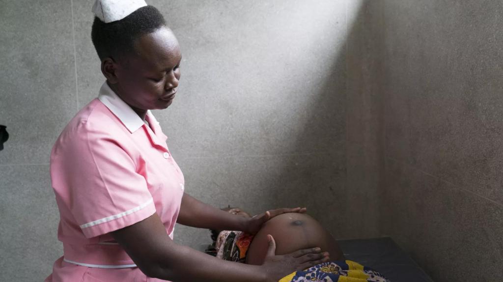 Una enfermera asiste a una embarazada en Uganda.