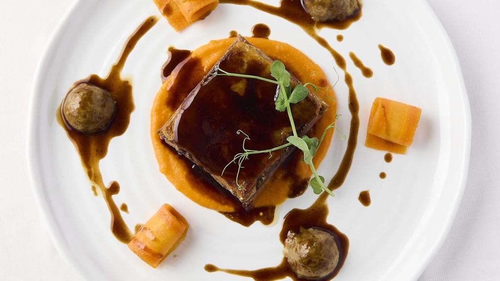 Ternasco de Aragón I.G.P con cremoso de zanahoria y bombones de boletus glaseados a la garnacha.