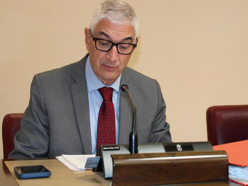 El concejal de Hacienda y Personal,  Alberto Reina, en el correspondiente pleno.