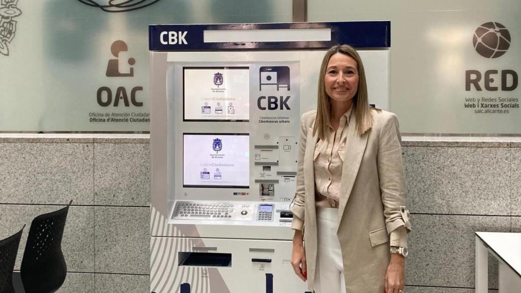 La concejala de Atención Ciudadana y Estadística, Lidia López, junto a uno de los ciberkioscos.