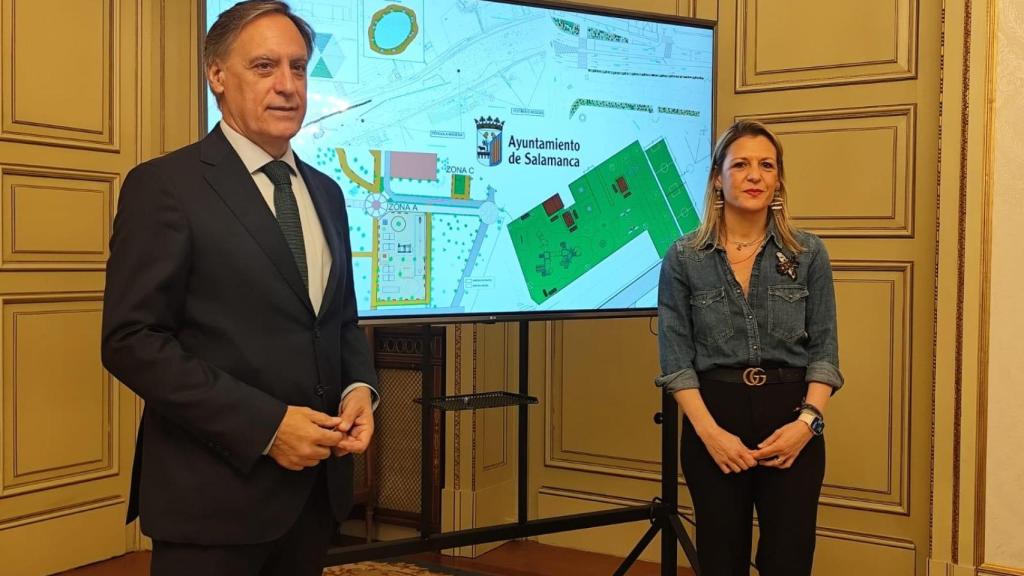 El alcalde de Salamanca, Carlos García Carbayo, junto a la concejala de Medio Ambiente, María José Coca