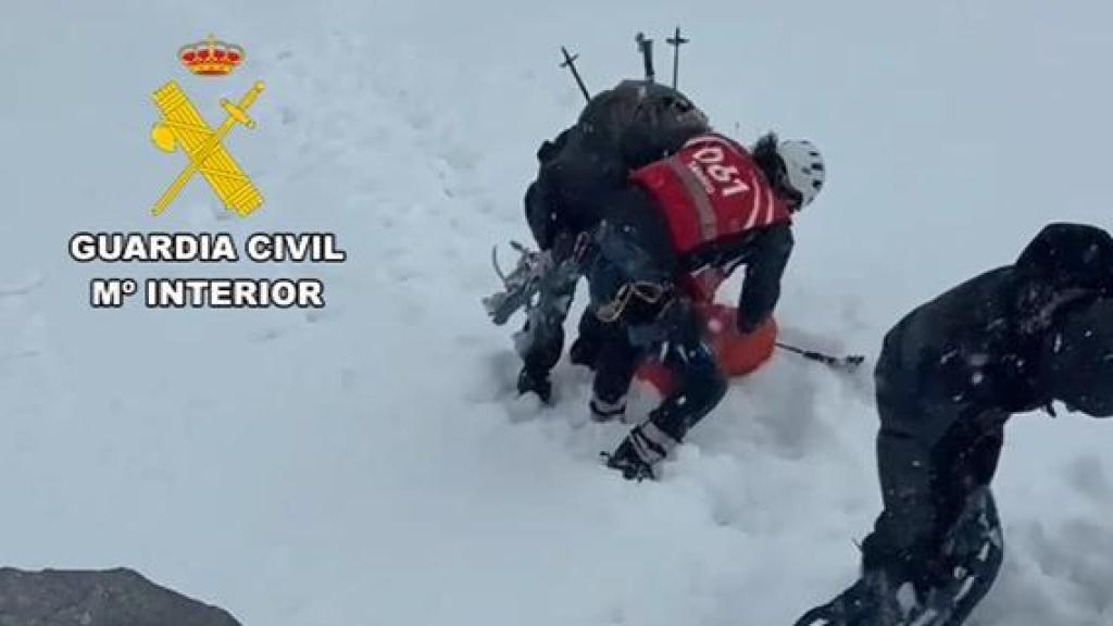 Una tormenta de granizo sorprende a cuatro montañeros y son rescatados por la Guardia Civil