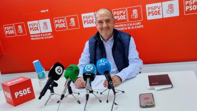 El exsecretario general del PSOE de Alicante, Miguel Millana,  en la sede provincial del partido.