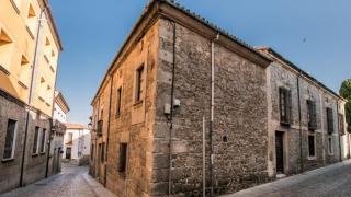 La fachada de la casa noble que está en venta en Ávila