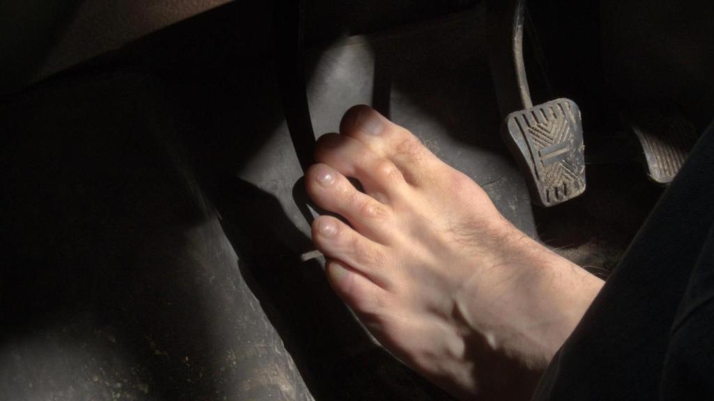 Una persona conduce descalza