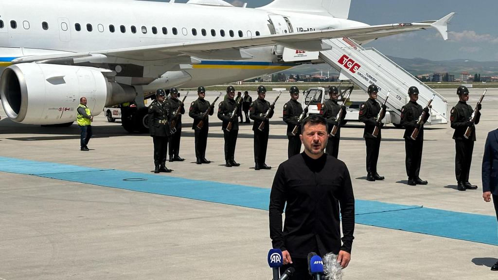 Volodimir Zelenski este jueves a su llegada a Ankara, Turquía.