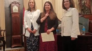 Sara Hernández Gómez, en el centro, tomando posesión.