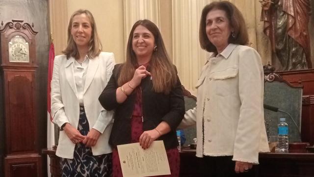 Sara Hernández Gómez, en el centro, tomando posesión.