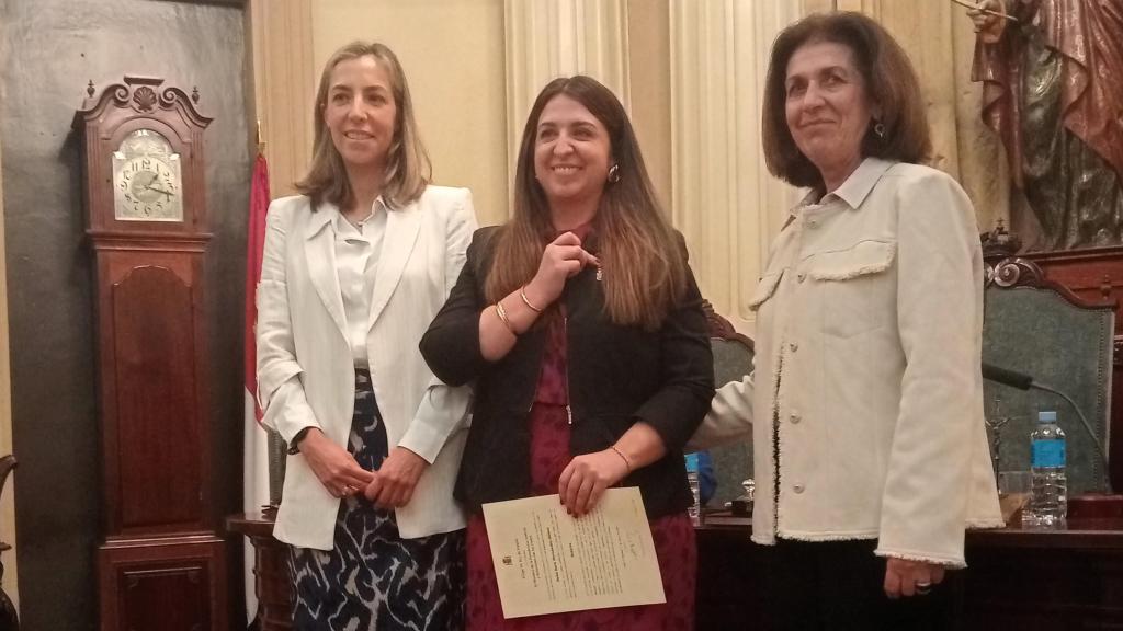 Sara Hernández Gómez, en el centro, tomando posesión.