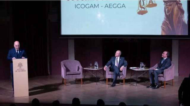 El exministro de Justicia Juan Carlos Campo (centro) durante la ceremonia en el Ateneo de Madrid.