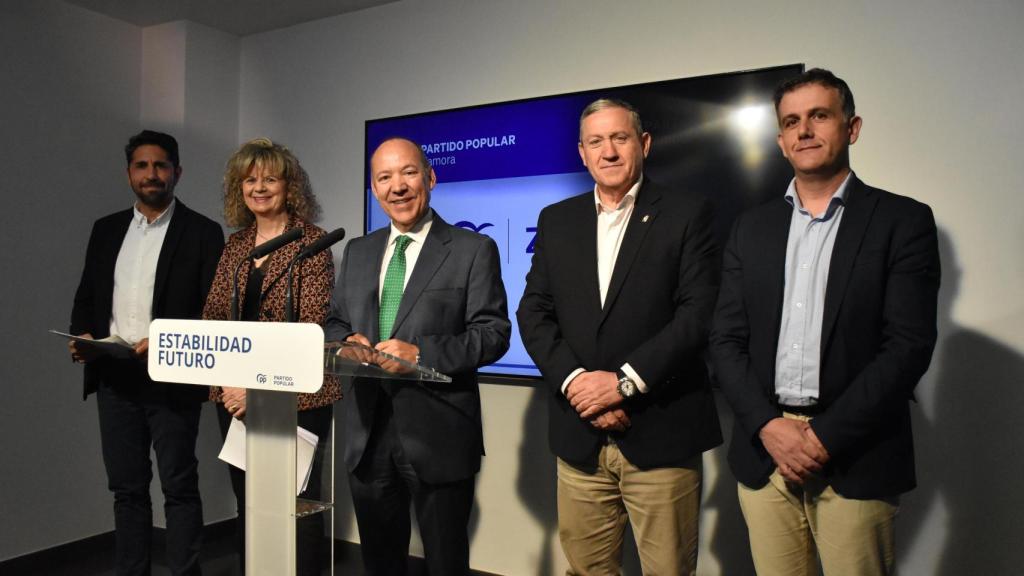 El presidente del PP de Zamora, José María Barrios; la diputada nacional Elvira Velasco; el diputado nacional y secretario de la Mesa de Transportes en el Congreso, Óscar Ramajo; el diputado por la comarca de Sanabria, Ramiro Silva; y el presidente de la Diputación de Zamora, Javier Faúndez