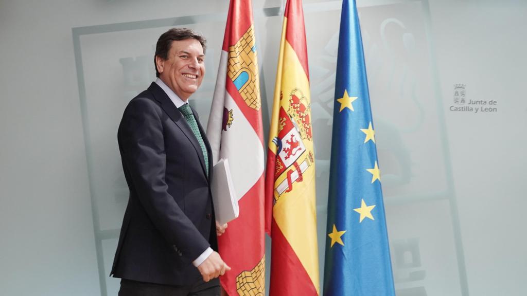 El portavoz de la Junta y consejero de Economía y Hacienda, Carlos Fernández Carriedo, durante la rueda de prensa posterior al Consejo de Gobierno de este jueves