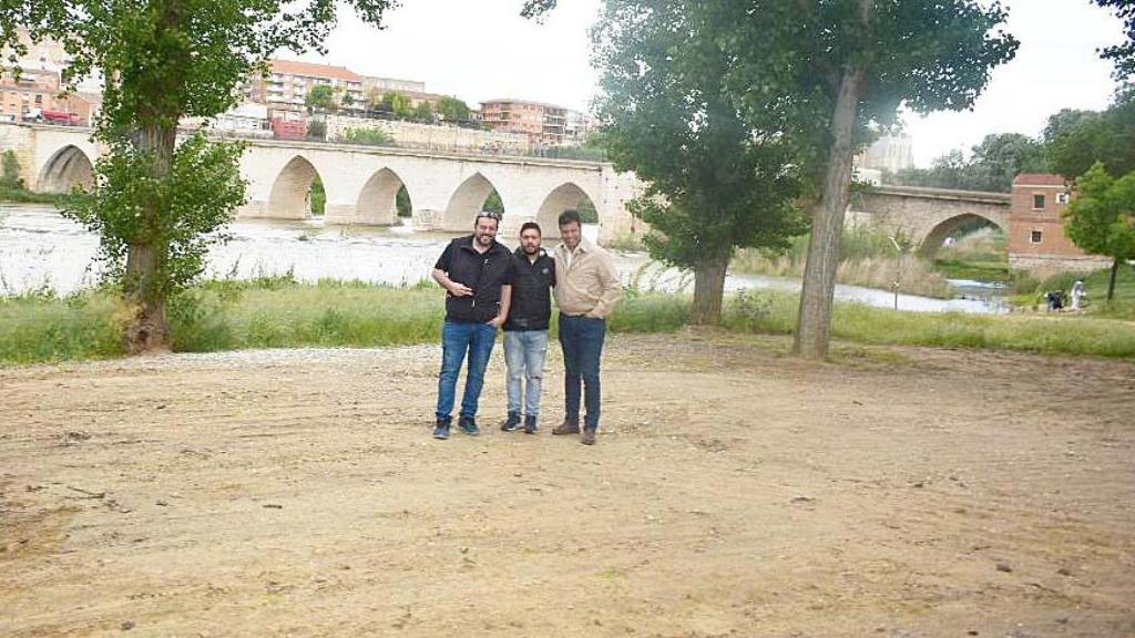 Los tres amigos en la playa de Tordesillas