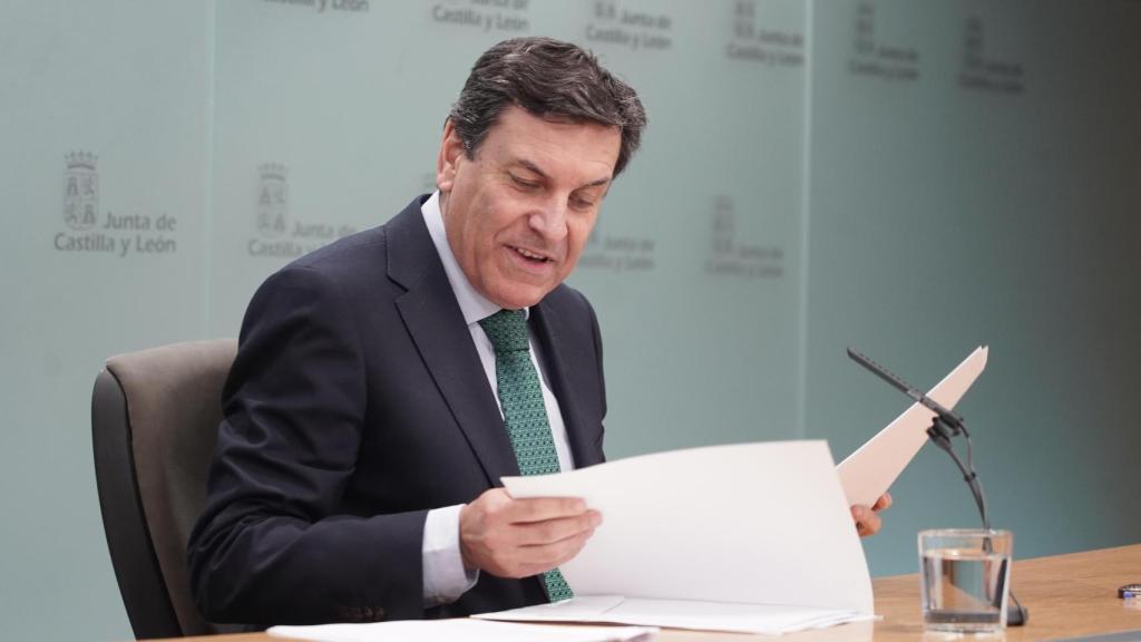 El portavoz de la Junta y consejero de Economía y Hacienda, Carlos Fernández Carriedo, comparece en rueda de prensa posterior a la reunión del Consejo de Gobierno