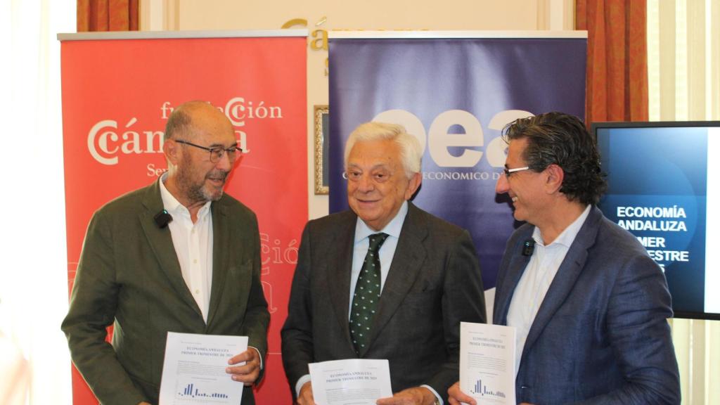 El presidente del OEA, Francisco Ferraro; el presidente de la Cámara de Comercio, Francisco Herrero, y el profesor de Economía Aplicada de la UPO Manuel Alejandro Hidalgo.