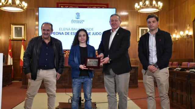 Elena Bahamonde, junto a su entrenador Ángel García y el presidente de la Diputación, Javier Faúndez, tras recibir el reconocimiento