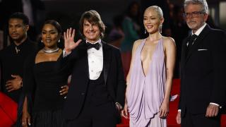 Tom Cruise, en el centro, junto al director de 'Misión imposible: Sentencia final', Christopher McQuarrie (derecha), y los miembros del reparto Angela Bassett, Pom Klementieff and Greg Tarzan Davis, tras la proyección de la película en Cannes, este miércoles. Foto: Reuters