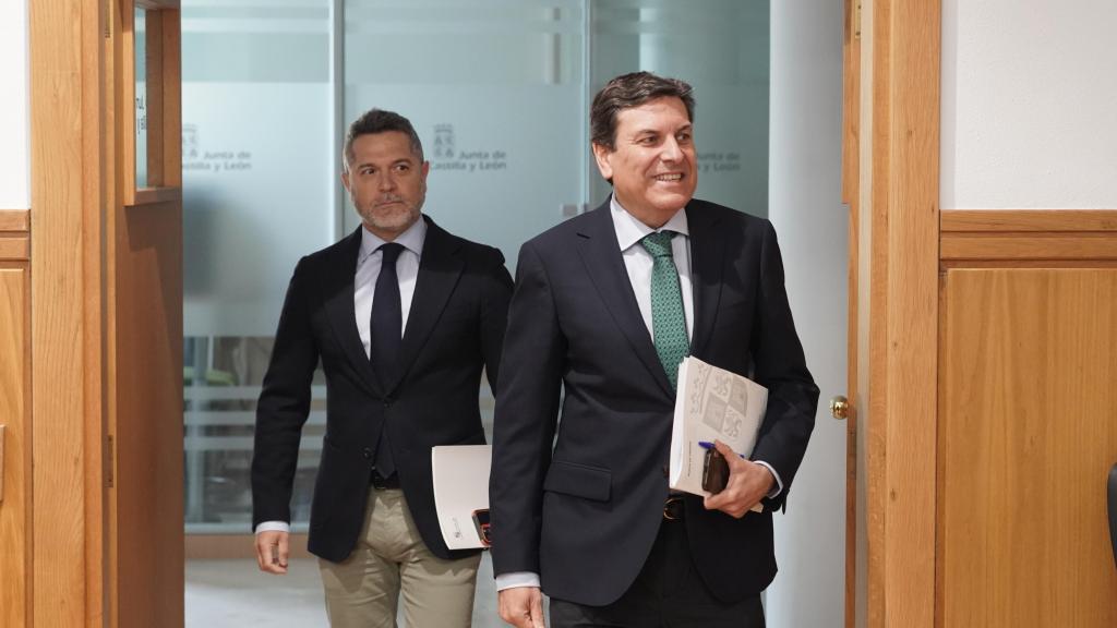 El director de Comunicación de la Junta, Julio López Revuelta, y el portavoz del Gobierno autonómico, Carlos Fernández Carriedo, a su llegada a la rueda de prensa posterior al Consejo de Gobierno de este jueves