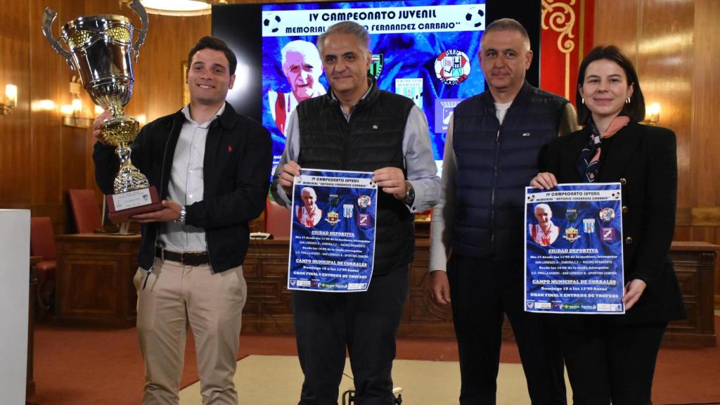 Juan del Canto (Diputación de Zamora), Laura Huertos (Caja Rural), Tomás Fernández (presidente del Club Atlético Zamora) y Ángel Fernández (secretario del club)