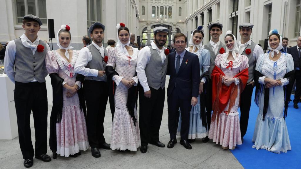 Almeida, rodeado de chulapos y chulapas, en el Palacio de Cibeles.