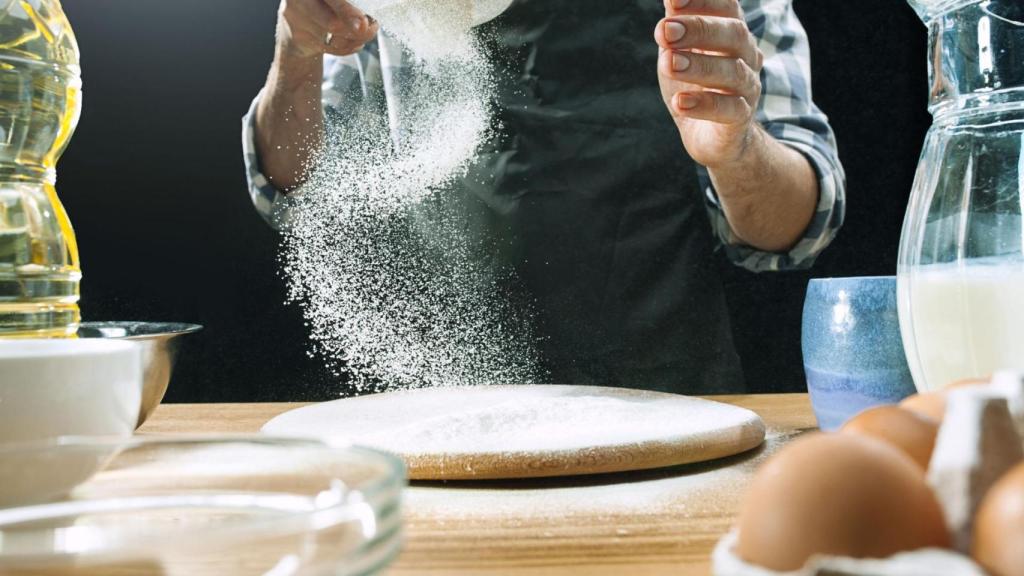 Proceso de espolvoreado en la tarta de nata