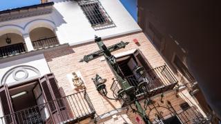 La cruz ha vuelto a la plazuela de San Juan de Dios.