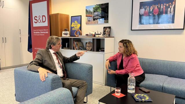 Carlos Martínez durante la reunión con Iratxe García en Bruselas