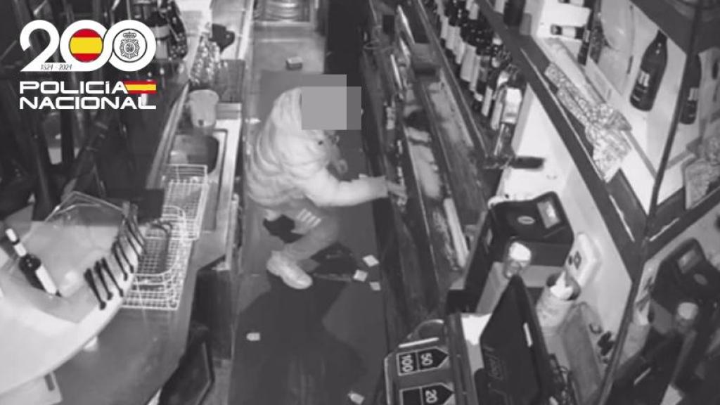 Imagen del detenido robando en un bar el pasado mes de marzo