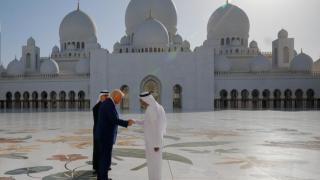 Donald Trump, presidente de Estados Unidos, saluda a Yousif Al Obaidli, director de la Gran Mezquita Sheikh Zayed.