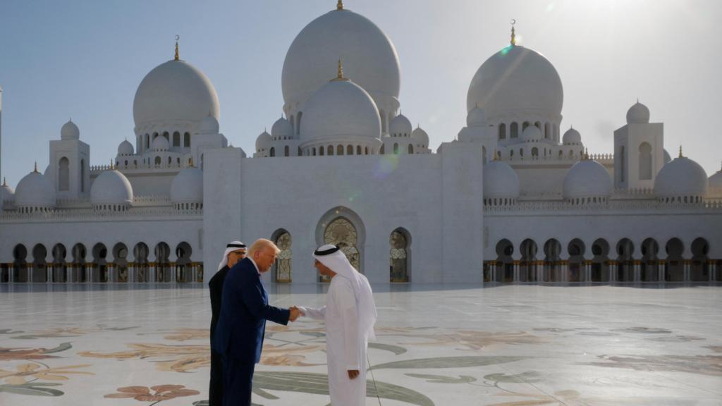 Donald Trump, presidente de Estados Unidos, saluda a Yousif Al Obaidli, director de la Gran Mezquita Sheikh Zayed.
