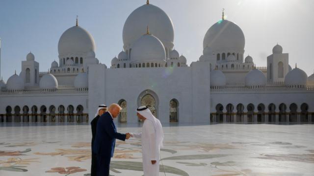 Donald Trump, presidente de Estados Unidos, saluda a Yousif Al Obaidli, director de la Gran Mezquita Sheikh Zayed.
