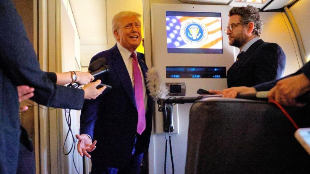 El presidente de EEUU responde a preguntas de los periodistas a bordo del Air Force One.