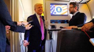 El presidente de EEUU responde a preguntas de los periodistas a bordo del Air Force One.