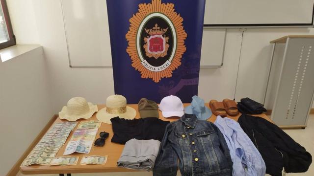 Efectos intervenidos a los carteristas por la Policía Local.