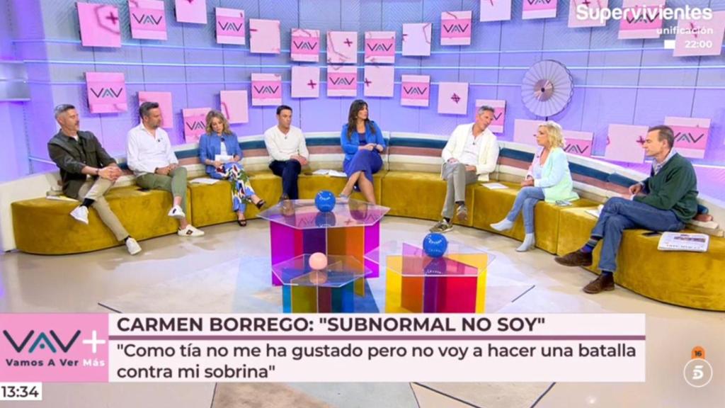 Carmen Borrego junto a los colaboradores en plató.