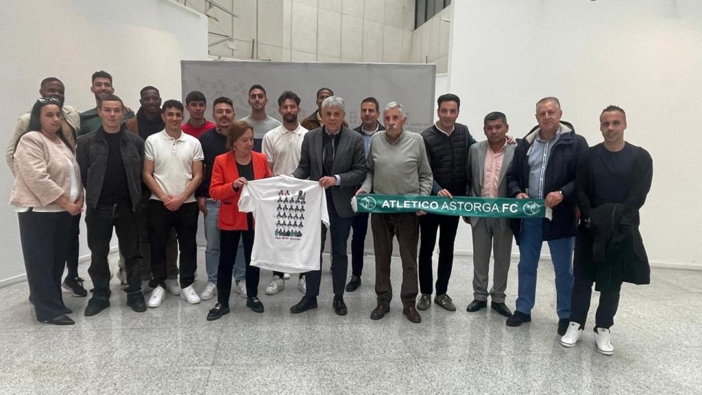 El delegado territorial de la Junta, Eduardo Diego; y la jefa del servicio territorial de Cultura, Amelia Biaín, con una representación del Atlético Astorga