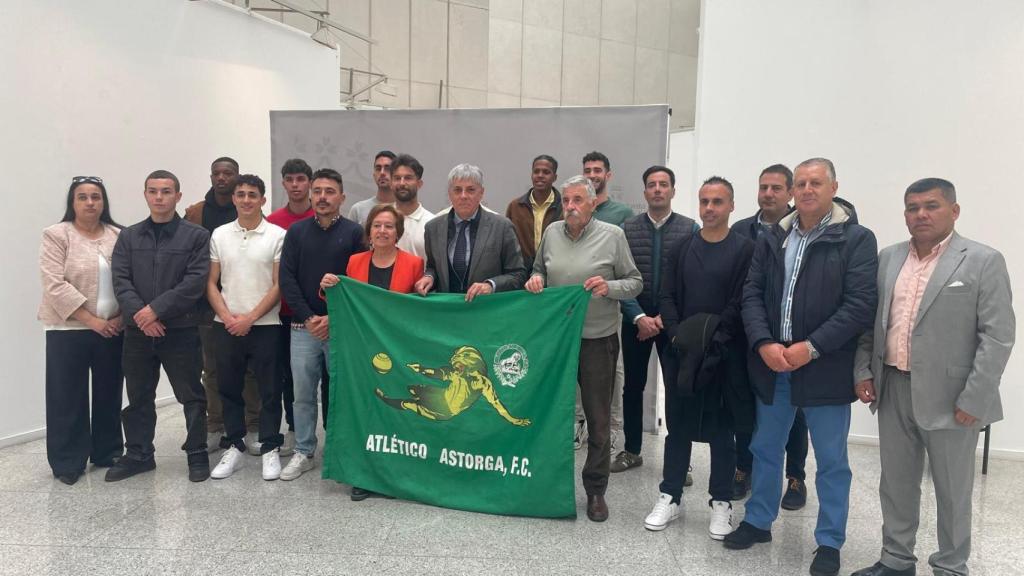 El delegado territorial de la Junta, Eduardo Diego; y la jefa del servicio territorial de Cultura, Amelia Biaín, con una representación del Atlético Astorga