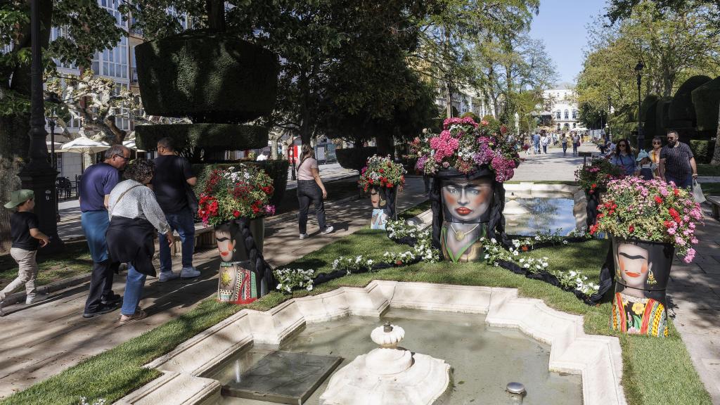 Uno de los rincones de Burgos decorado de flores