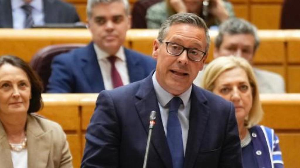 Alfonso Serrano durante una intervención en el Senado.