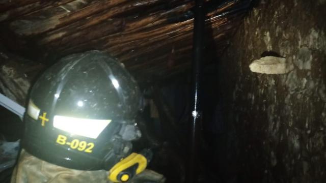 Los bomberos trabajando en el incendio de la cubierta de una vivienda en un pueblo de Segovia
