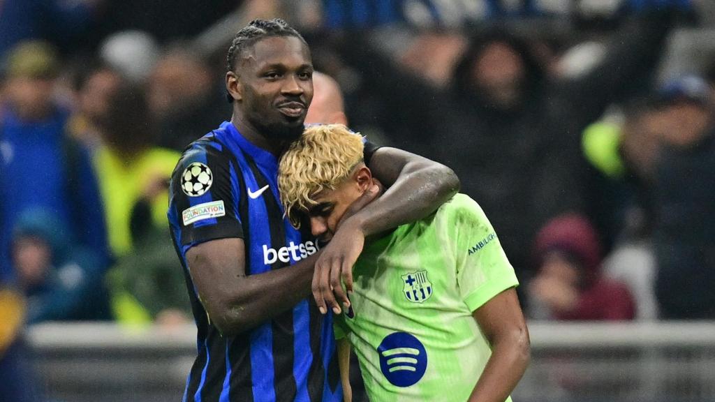 Marcus Thuram (i), consuela a Lamine Yamal (d) al finalizar el partido.